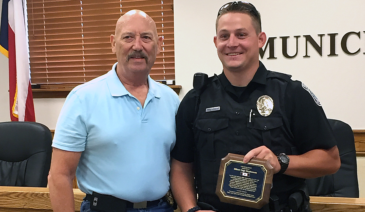 Dumas Police Officer Stephenson receives Life Saving Award